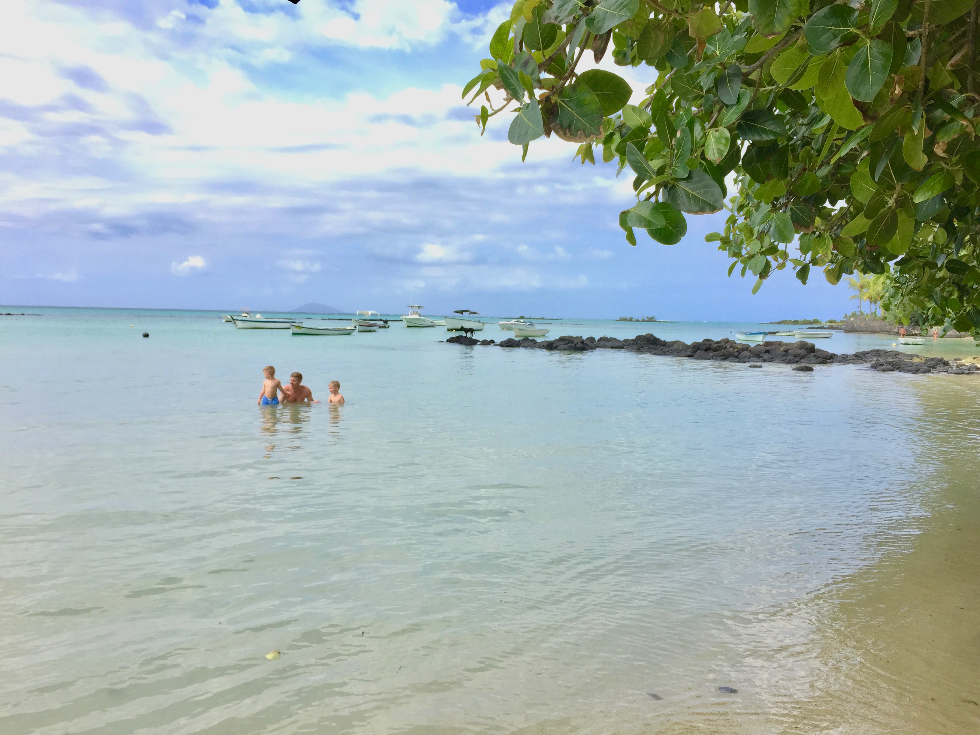 vi badar i havet på norra Mauritius