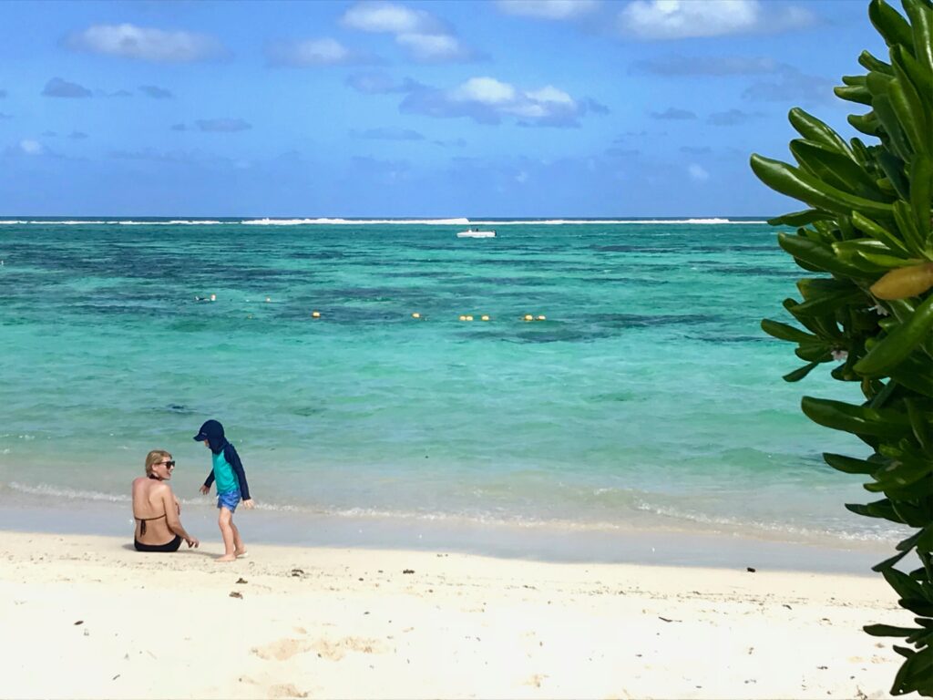 barn på stranden i Mauritius