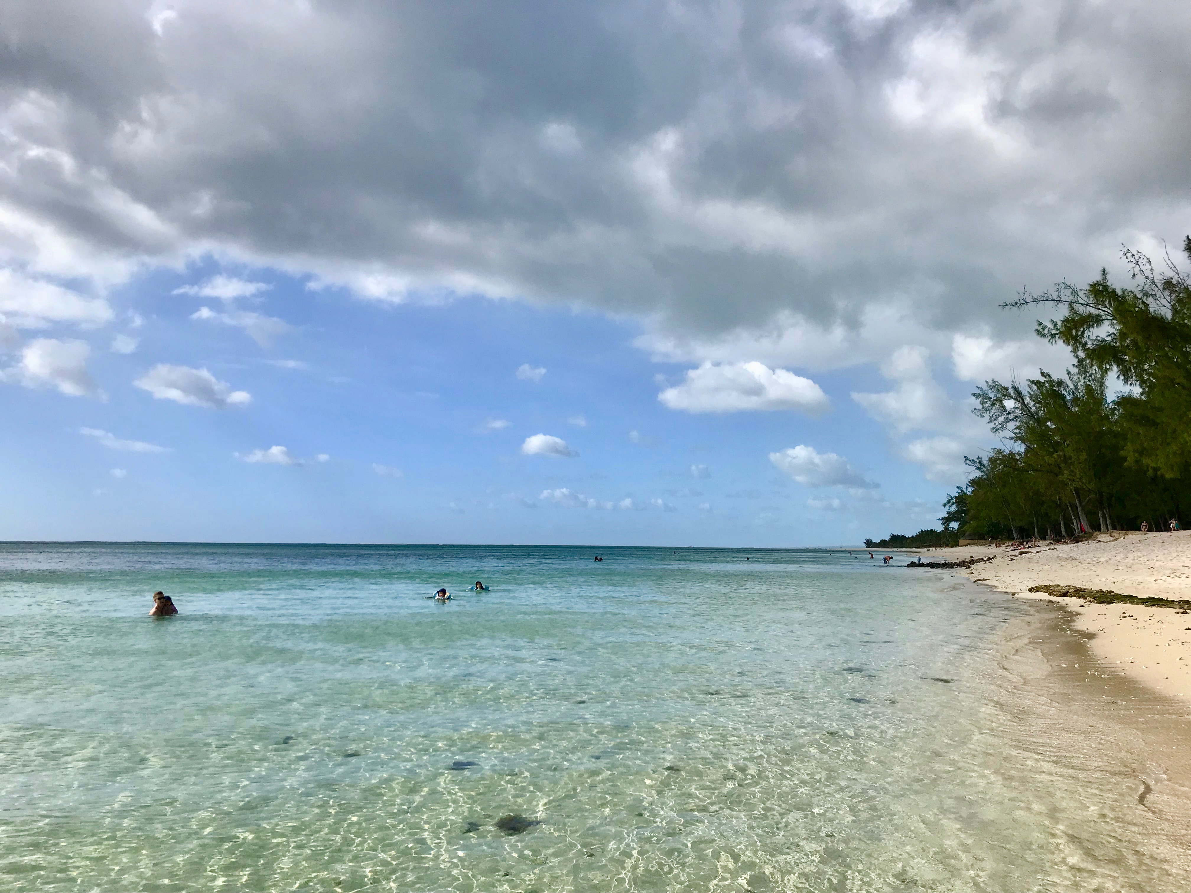 strand på Mauritius med barn