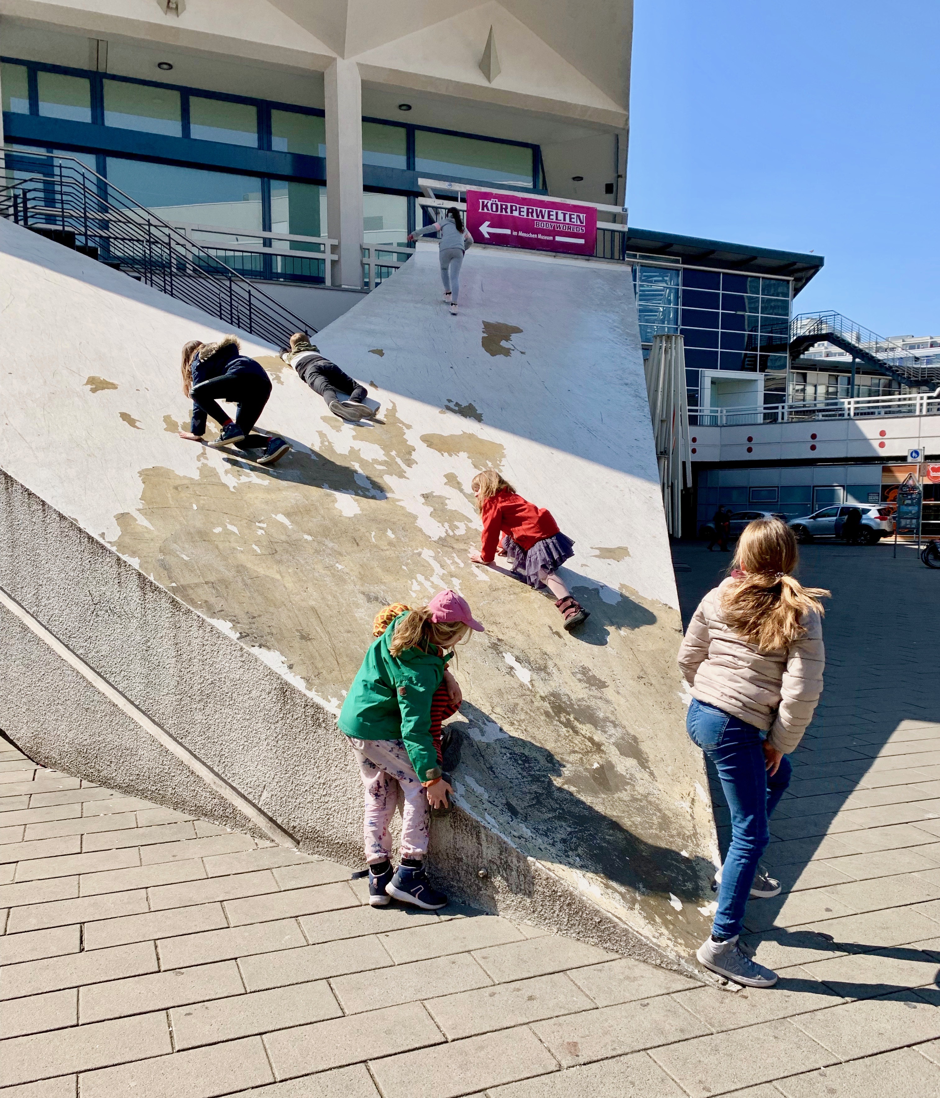 Berliner Fernsehturm with children