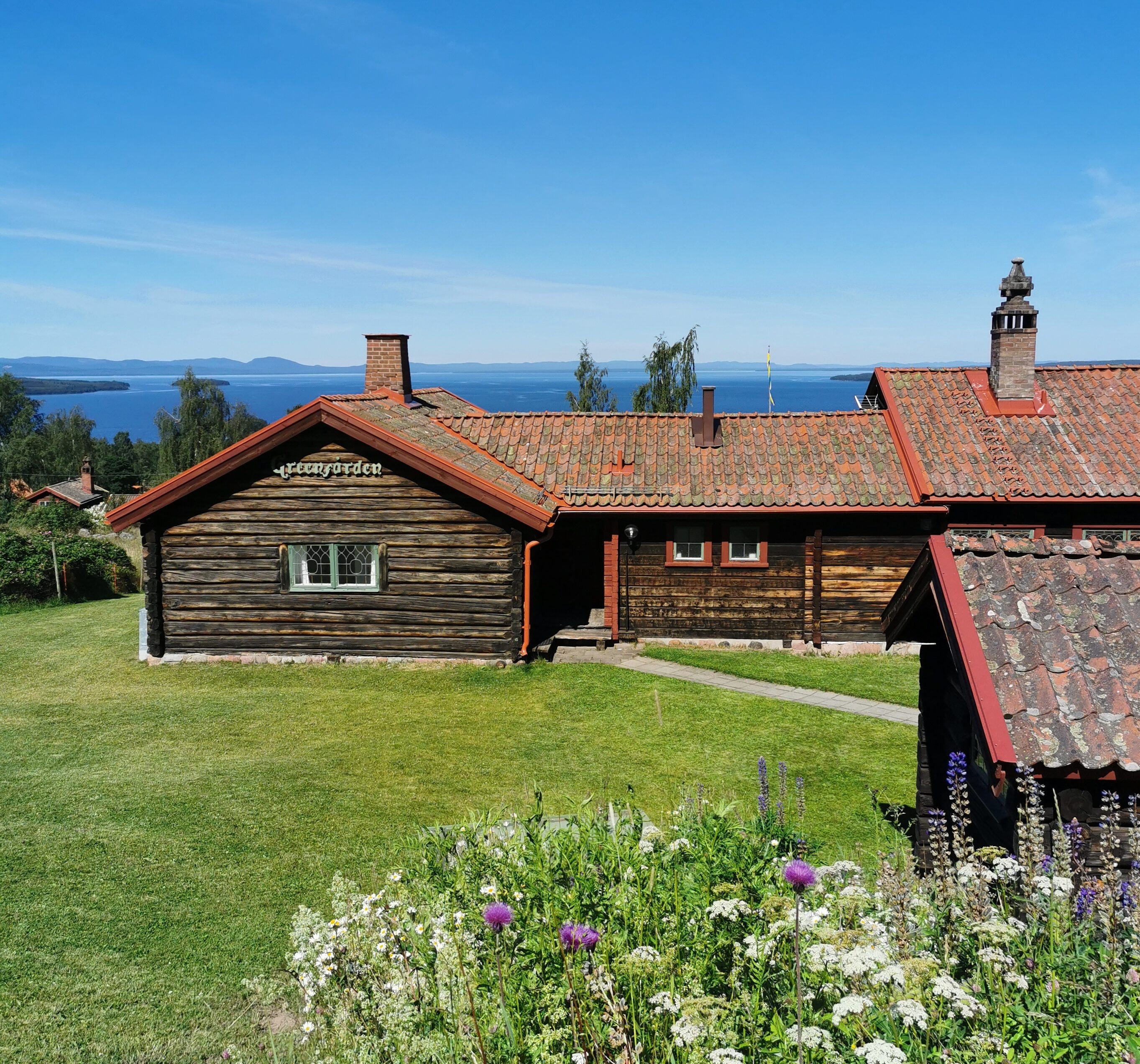 Vacker utsikt över Siljan och Greengården i Dalarna